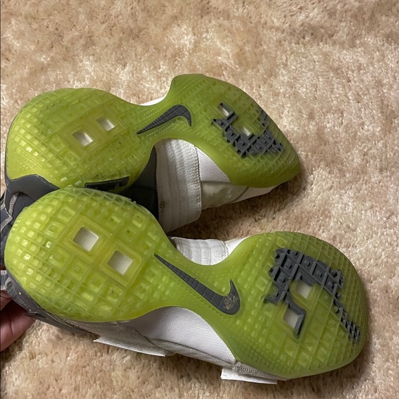 Nike White and Gray Sneakers with Green Highlights - Picture 3 of 9